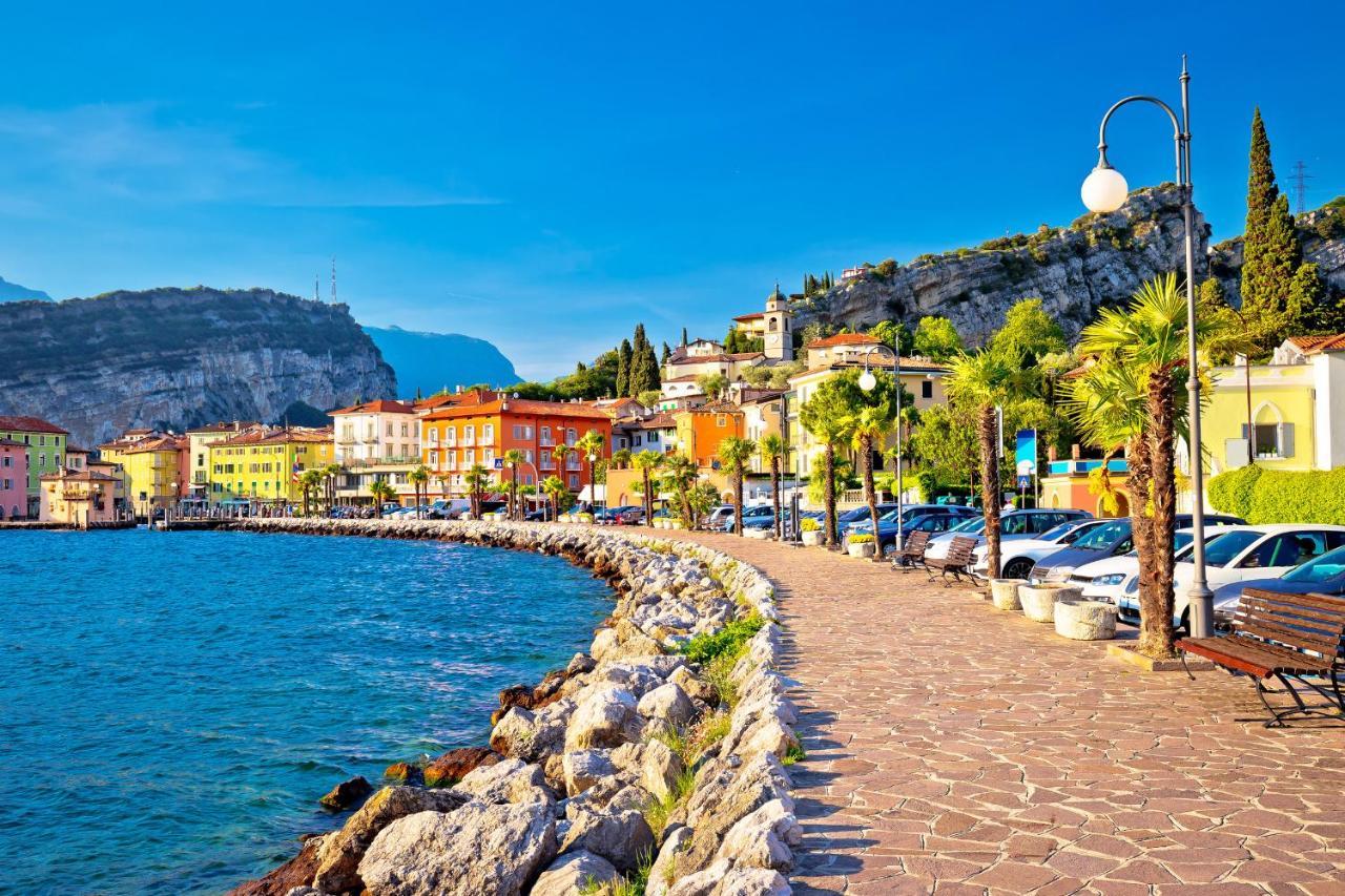 Villa Fiorita Apartments - Happy Rentals Sirmione Dış mekan fotoğraf